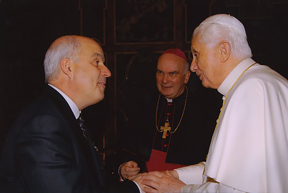 Tony Spence, as editor and chief of Catholic News Service, meets with Pope Benedict XVI in Rome along with Archbishop John Foley who had been president of the Pontifical Council for Social Communications. (Vatican Media)